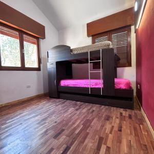 Un dormitorio con dos literas y suelo de madera. en Amplia casa a solo unos metros del centro - RentVGB, en Villa General Belgrano 15 fotos más