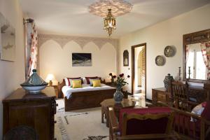 een woonkamer met een bed en een tafel bij Villa Quieta in Essaouira