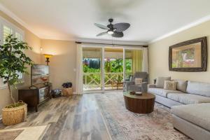 Una sala de estar con un sofá y un ventilador de techo. en Nihilani 4A townhouse, en Princeville