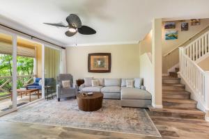 Una sala de estar con un sofá y un ventilador de techo. en Nihilani 4A townhouse, en Princeville