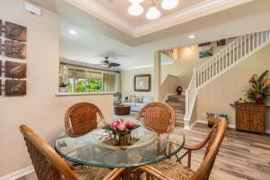 Un comedor con una mesa de cristal y sillas. en Nihilani 4A townhouse, en Princeville 24 fotos más