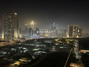 Nespecifikovaný výhled na destinaci Dubaj nebo výhled na město při pohledu z apartmánu