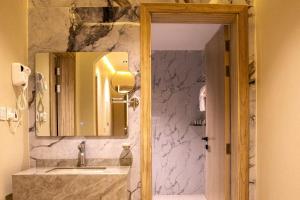 Koupelna v ubytování Golden Sayf AlUla + 36 fotografií