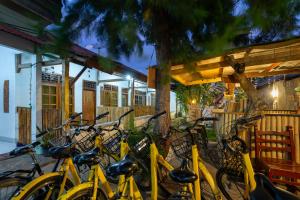 eine Gruppe von Fahrrädern, die neben einem Gebäude geparkt sind in der Unterkunft Creative Trawangan Stay in Gili Trawangan