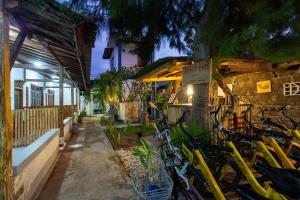 eine Gruppe von Fahrrädern, die neben einem Gebäude geparkt sind in der Unterkunft Creative Trawangan Stay in Gili Trawangan