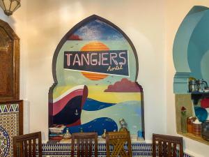 um mural na parede de um restaurante com cadeiras em Tangiers Hostel em Tânger