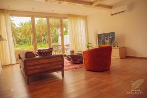 Palms Resort Assinie Managed by Accor的电视和/或娱乐中心
