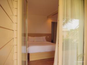 Palms Resort Assinie Managed by Accor客房内的一张或多张床位