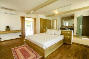 Palms Resort Assinie Managed by Accor客房内的一张或多张床位