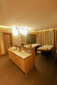 AssiniePalms Resort Assinie Managed by Accor的一间带两个盥洗盆和镜子的大浴室