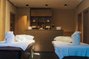 Palms Resort Assinie Managed by Accor客房内的一张或多张床位