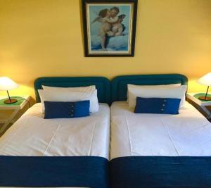 Una cama o camas en una habitación de Mill House Bed and Breakfast