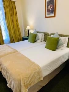 Una cama o camas en una habitación de Mill House Bed and Breakfast 1 fotos más