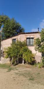 an old building with a tree in front of it at Huerta Rocio in Linares de la Sierra