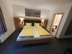 Łóżko lub łóżka w pokoju w obiekcie Hotel Garni Dorfblick