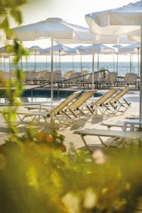 Bazén v ubytování AluaSun Helios Beach - All Inclusive nebo v jeho okolí