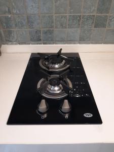 a stove top oven sitting on top of a kitchen counter at Los Cardos in Concepción del Uruguay