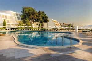 Bazén v ubytování AluaSun Helios Beach - All Inclusive nebo v jeho okolí