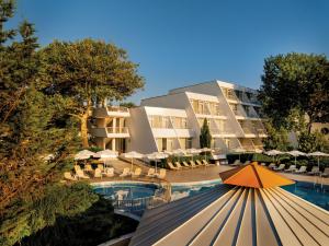 Bazén v ubytování AluaSun Helios Beach - All Inclusive nebo v jeho okolí