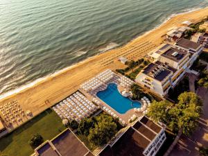 Bazén v ubytování AluaSun Helios Beach - All Inclusive nebo v jeho okolí