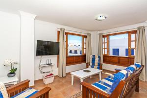 Telewizja i/lub zestaw kina domowego w obiekcie Apartment Limonade Deluxe Main Center Playa Blanca By PVL