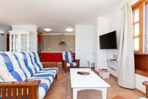 salon z kanapą i telewizorem w obiekcie Apartment Limonade Deluxe Main Center Playa Blanca By PVL w mieście Playa Blanca