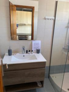 Ένα μπάνιο στο lefkoma +54 φωτογραφίες