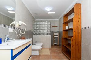 łazienka z toaletą i umywalką w obiekcie Apartment Limonade Deluxe Main Center Playa Blanca By PVL w mieście Playa Blanca +37 zdjęć