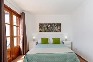biała sypialnia z łóżkiem z zielonymi poduszkami w obiekcie Apartment Limonade Deluxe Main Center Playa Blanca By PVL w mieście Playa Blanca