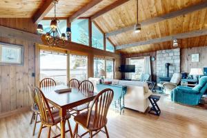 ein Esszimmer und ein Wohnzimmer mit Tisch und Stühlen in der Unterkunft Reed Shore Cottage in Bass Harbor