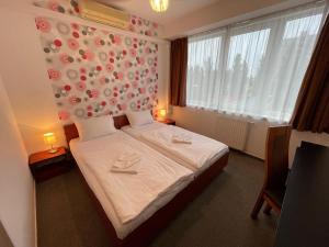 Posteľ alebo postele v izbe v ubytovaní Canada Hotel Budapest