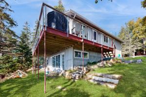 ein Haus mit einem roten Dach und einem Hof in der Unterkunft Reed Shore Cottage in Bass Harbor