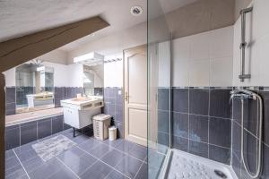 a bathroom with a shower and a sink at Maison Proche Disney/Paris in Couilly-Pont-aux-Dames