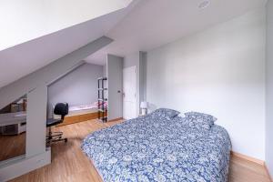 a bedroom with a bed and a desk in it at Maison Proche Disney/Paris in Couilly-Pont-aux-Dames +9 photos