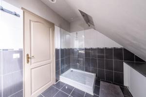 a bathroom with a walk in shower next to a door at Maison Proche Disney/Paris in Couilly-Pont-aux-Dames