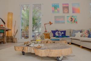 un salon avec une table basse et un canapé dans l'établissement Il Polpo Nero l Villa Vue Mer, Piscine, Rooftop & 2 Vespa, à Porto Columbu - Perdʼe Sali