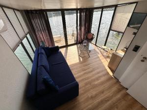 Χώρος καθιστικού στο Rybakówka Houseboats Domki na wodzie