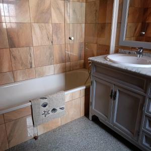 Un baño con lavabo, bañera y ducha. en Aquamarina House, en Caleta de Fuste