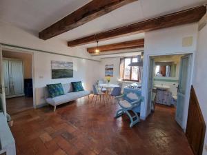 a living room with a couch and a table at Il Giglio B&B in Pienza