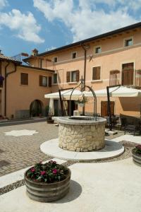 a fountain in a courtyard in front of a building at Agriturismo Valentina Cubi in Fumane