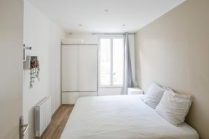 Una cama o camas en una habitación de AI- Cocon Parisien près de la Cité des Sciences