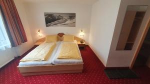 Łóżko lub łóżka w pokoju w obiekcie Hotel Garni Dorfblick