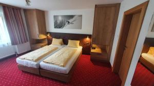 Łóżko lub łóżka w pokoju w obiekcie Hotel Garni Dorfblick