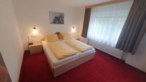 Łóżko lub łóżka w pokoju w obiekcie Hotel Garni Dorfblick