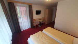 Łóżko lub łóżka w pokoju w obiekcie Hotel Garni Dorfblick