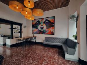 莱昂Poco a Poco Junior的客厅配有沙发和猫画