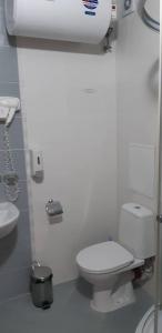 バンスコにあるApartments Belvedere B303のトイレと洗面台を備えた白いバスルーム