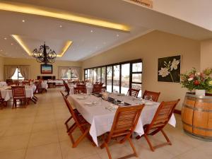Restoran atau tempat lain untuk makan di R'new at Vaal - Dam Fine Accommodation
