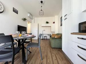 トリノにあるMinù House - Confortevole vicino al Centroのテーブルと椅子のあるダイニングルームとリビングルーム