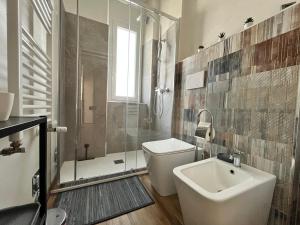 トリノにあるMinù House - Confortevole vicino al Centroのトイレ、洗面台、シャワー付きのバスルーム +15枚の写真